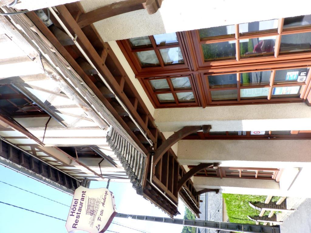 Hôtel-Restaurant La P'tite Auberge Lillebonne Exterior foto