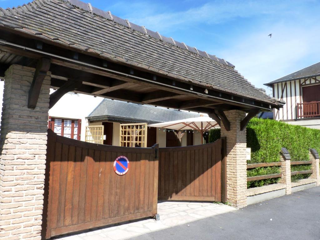 Hôtel-Restaurant La P'tite Auberge Lillebonne Exterior foto